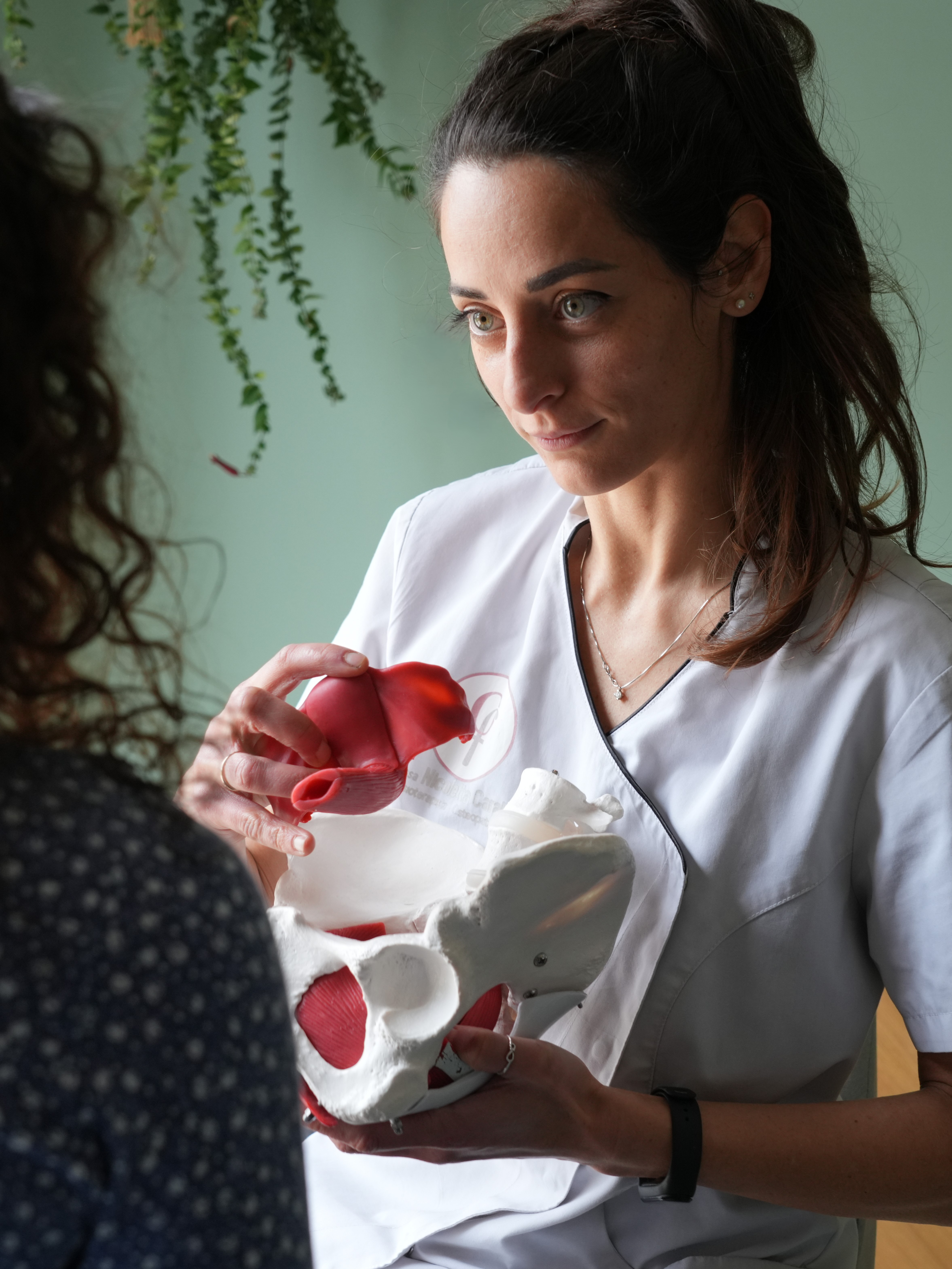 Dr.ssa Nicoletta Carai durante una seduta di riabilitazione